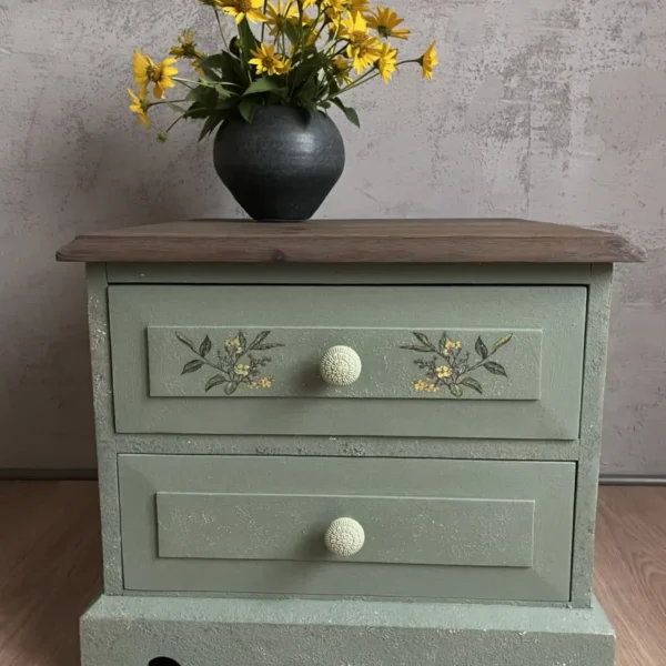 Nieduża zielona szafka w rustykalnym stylu