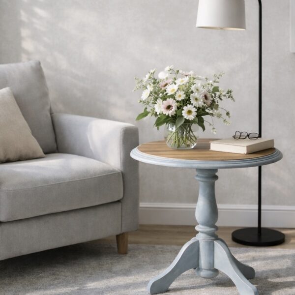 Niebieski, lekko bielony okrągły stolik z naturalnym drewnianym blatem