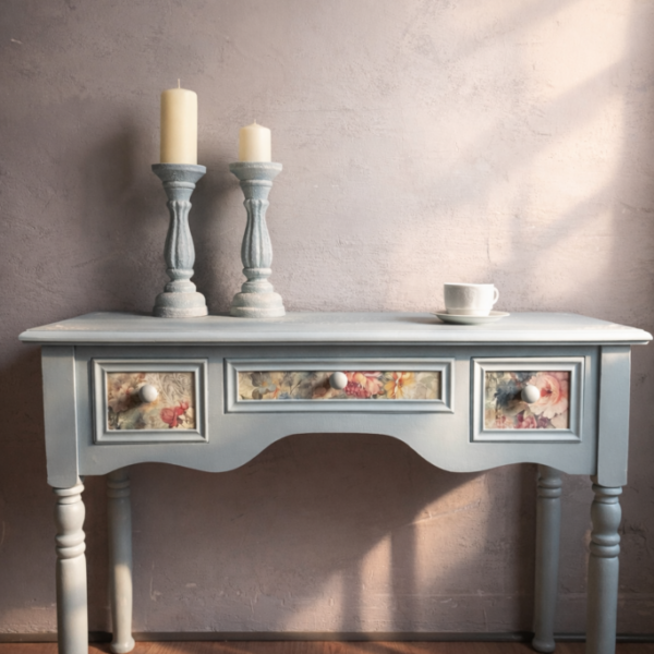 Konsolka jasnoniebieska z kwiatowymi motywami