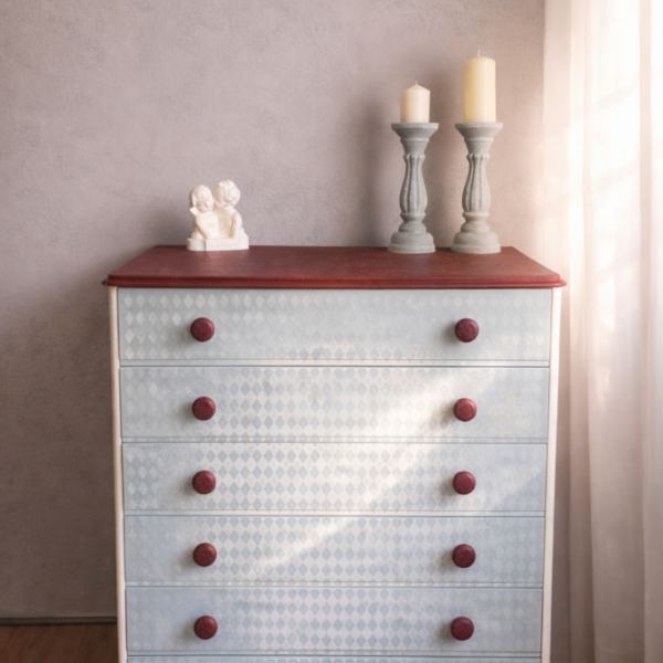 Błękitna komoda z rombami z serii "Alicja"