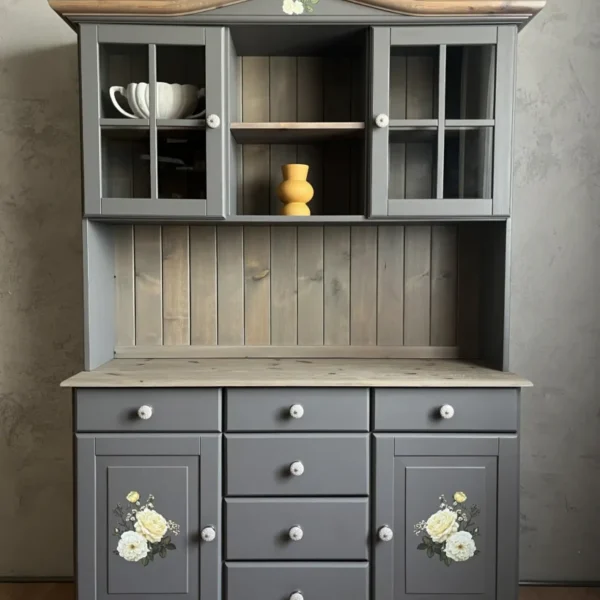 Klasyczny sosnowy kredens, szary z różami